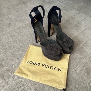 LOUIS VUITTON NAVY AND GRAY SUEDE PEEP-TOE FLOWER ACCENT SANDALS SIZE 37.5